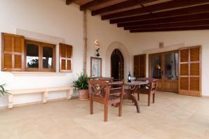 - une salle à manger avec une table et des chaises dans l'établissement Finca Sant Blai Nou, à Campos