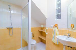W łazience znajduje się prysznic, umywalka i toaleta. w obiekcie Can Salas w mieście Porreres