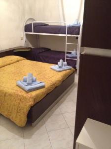 ヴィアレッジョにあるCasa Vacanze Foscolomare 366uno6796uno6のベッドルーム1室(タオル付)