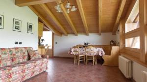 salon z kanapą i stołem w obiekcie Tea Bastian w Livigno