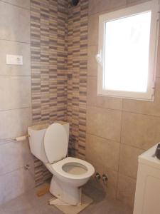 艾姆布里亞布拉瓦的住宿－MONTGRÍ 38-B CASA 1，一间带卫生间和窗户的浴室