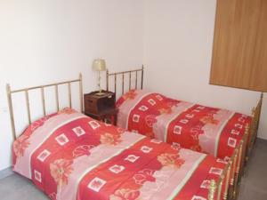 エンプリアブラバにあるMONTGRÍ 38-B CASA 1のベッド2台が隣同士に設置された部屋です。