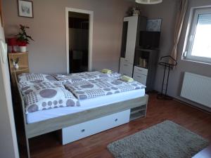 Posteľ alebo postele v izbe v ubytovaní Herkules apartman