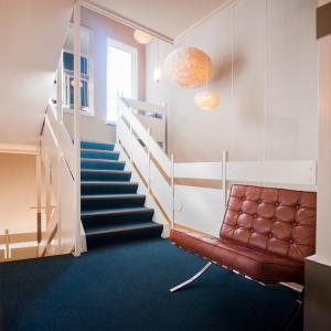 a room with a staircase with a chair and a stair case at Hotel Emma in Rotterdam