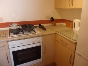 uma cozinha com duas panelas e frigideiras no fogão em The Exeter em Glasgow