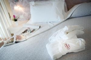 una pila de toallas sentadas encima de una cama en Hotel Doge, en Milano Marittima