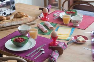 - une table avec des œufs et de la nourriture dans l'établissement B&B Moensberg, à Bruxelles