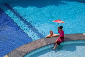 Bazén v ubytování Bossotel Chiang Mai nebo v jeho okolí