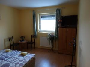 Posteľ alebo postele v izbe v ubytovaní Herkules apartman