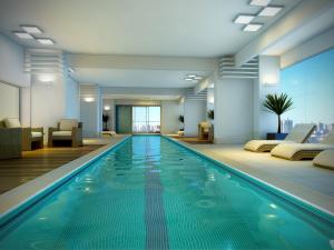 una gran piscina en el vestíbulo del hotel en 2 Quartos com opção de Garagem e Wifi no Batel, en Curitiba