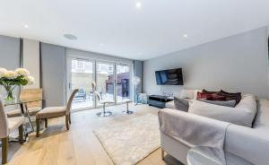 a living room with a couch and a table at Lux St James Park Apartment Central London FREE WIFI by City Stay Aparts London in London