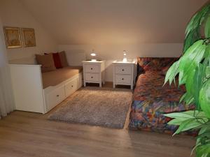 ein Schlafzimmer mit einem Bett und zwei Nachttischen in der Unterkunft Haus Homann-Schneider, Apartment Stefan in Wetter