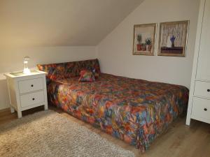 1 dormitorio con cama, mesita de noche y cama sidx sidx sidx sidx sidx en Haus Homann-Schneider, Apartment Stefan, en Wetter