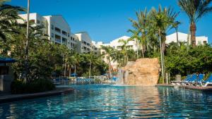 una piscina en un complejo con cascada en Vacation Village at Weston en Weston