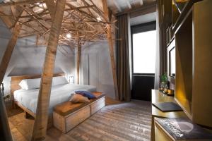 1 dormitorio con 1 cama con marco de madera en Benci House, en Florencia