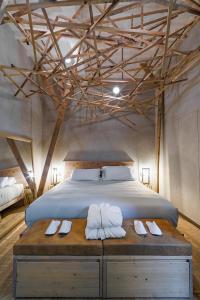 1 dormitorio con 1 cama grande y mesa de madera en Benci House en Florencia