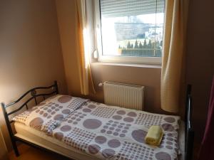 Posteľ alebo postele v izbe v ubytovaní Herkules apartman