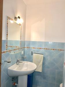 A bathroom at Melograno