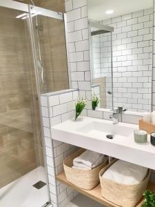W łazience znajduje się umywalka i prysznic. w obiekcie Inside Bilbao Apartments w mieście Bilbao