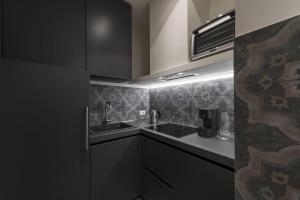 A kitchen or kitchenette at Mysuiteshome Apartments