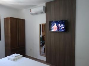 アハイアウ・ド・カボにあるFLAT Estalagem 11の壁掛けテレビ