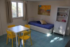 アルカモ・マリーナにあるAcquamarina House on the beachのベッドルーム1室(ベッド1台、テーブル、椅子付)