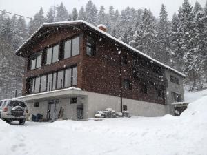 Obiekt Karolinka Guest House zimą