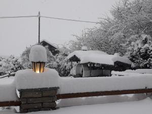 サン・ロレンツォ・ディ・セバートにあるMair am Hofの雪に覆われた灯り