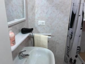 ムラヴェーラにあるLa margheritaのバスルーム(トイレ、洗面台、鏡付)