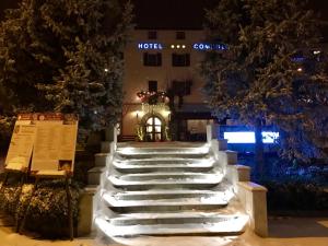 una rampa di scale di fronte a un hotel di notte di Hotel Ristorante Combolo a Teglio