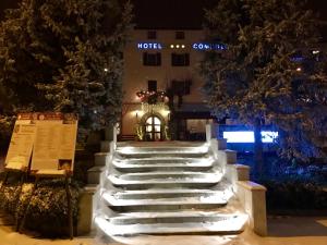 un conjunto de escaleras delante de un hotel por la noche en Hotel Ristorante Combolo, en Teglio