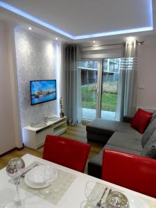 ein Wohnzimmer mit Sofa und Tisch in der Unterkunft Na Grobli 014 in Breslau