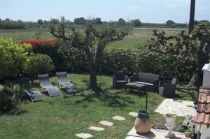 Taman di luar Villa Aimé