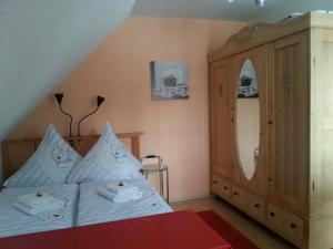 1 dormitorio con 1 cama y armario de madera en "Heiterer Blick", en Annaberg-Buchholz