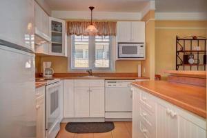 A kitchen or kitchenette at Condo Lac Archambault 326