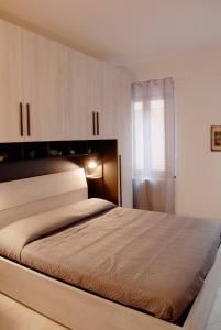 een slaapkamer met een groot bed en witte kasten bij CORTE Apartment in Murano