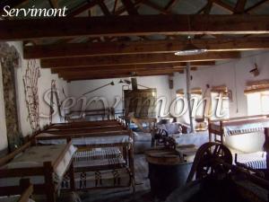 Servimont في Tlachichuca: غرفة بها طاولات وكراسي في غرفة