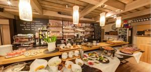 um restaurante com um buffet com pratos de comida em Familienhotel Lengauer Hof em Saalbach-Hinterglemm