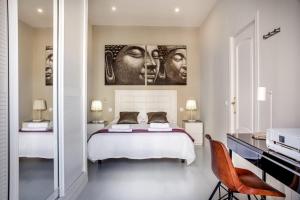 マドリードにあるAtocha Lux, by Presidence Rentalsのベッドルーム1室(壁に絵画が描かれたベッド1台付)