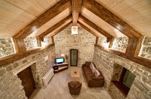 vistas panorámicas a una sala de estar con chimenea de piedra en Villa Dub en Kotor