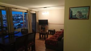 een woonkamer met een bank en een televisie bij Edificio Los Navegantes, Valparaiso in Valparaíso