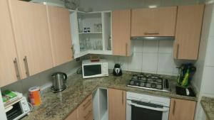 een keuken met een aanrecht met een magnetron bij Edificio Los Navegantes, Valparaiso in Valparaíso