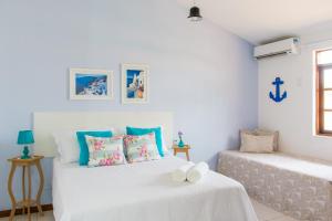 1 dormitorio con 2 camas y ventana en Viva Búzios Flats, en Búzios