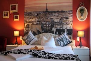 A bed or beds in a room at Boulevardhotel Sängerstadt - alle Zimmer klimatisiert