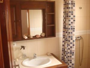 bagno con lavandino, specchio e doccia di Barracudamaio a Morro