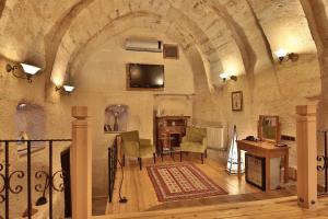 a living room filled with furniture and a fireplace at La Casa Cave Hotel in Uchisar