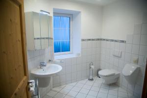 ザンクト・ヴェンデルにあるFerienwohnung Steffenの白いバスルーム(洗面台、トイレ付)