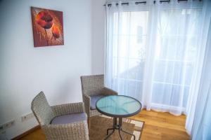ザンクト・ヴェンデルにあるFerienwohnung Steffenのテーブルと椅子2脚、窓が備わる客室です。