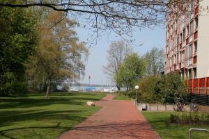 ヴンストルフにあるFerienpark Steinhude - Neptun 115の隣の公園歩道
