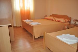 Habitación pequeña con 2 camas y 2 mesas en Apartments Zora en Vis